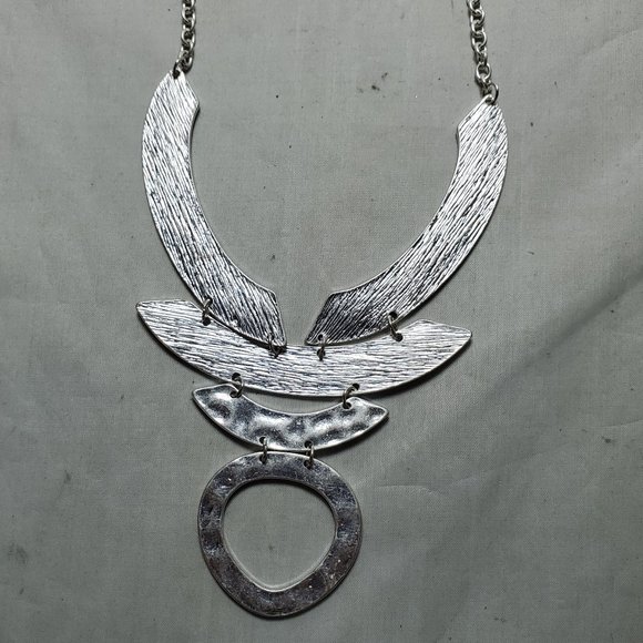 Signature silver geometric shape metal (rhodium) necklace - Picture 4 of 6